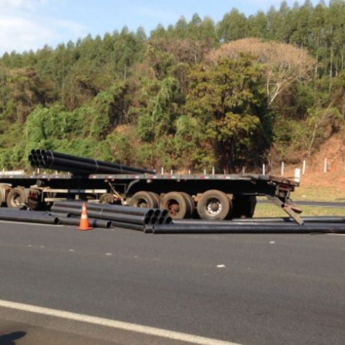 REGIÃO: Acidente com caminhões interdita faixa da rodovia Anhanguera