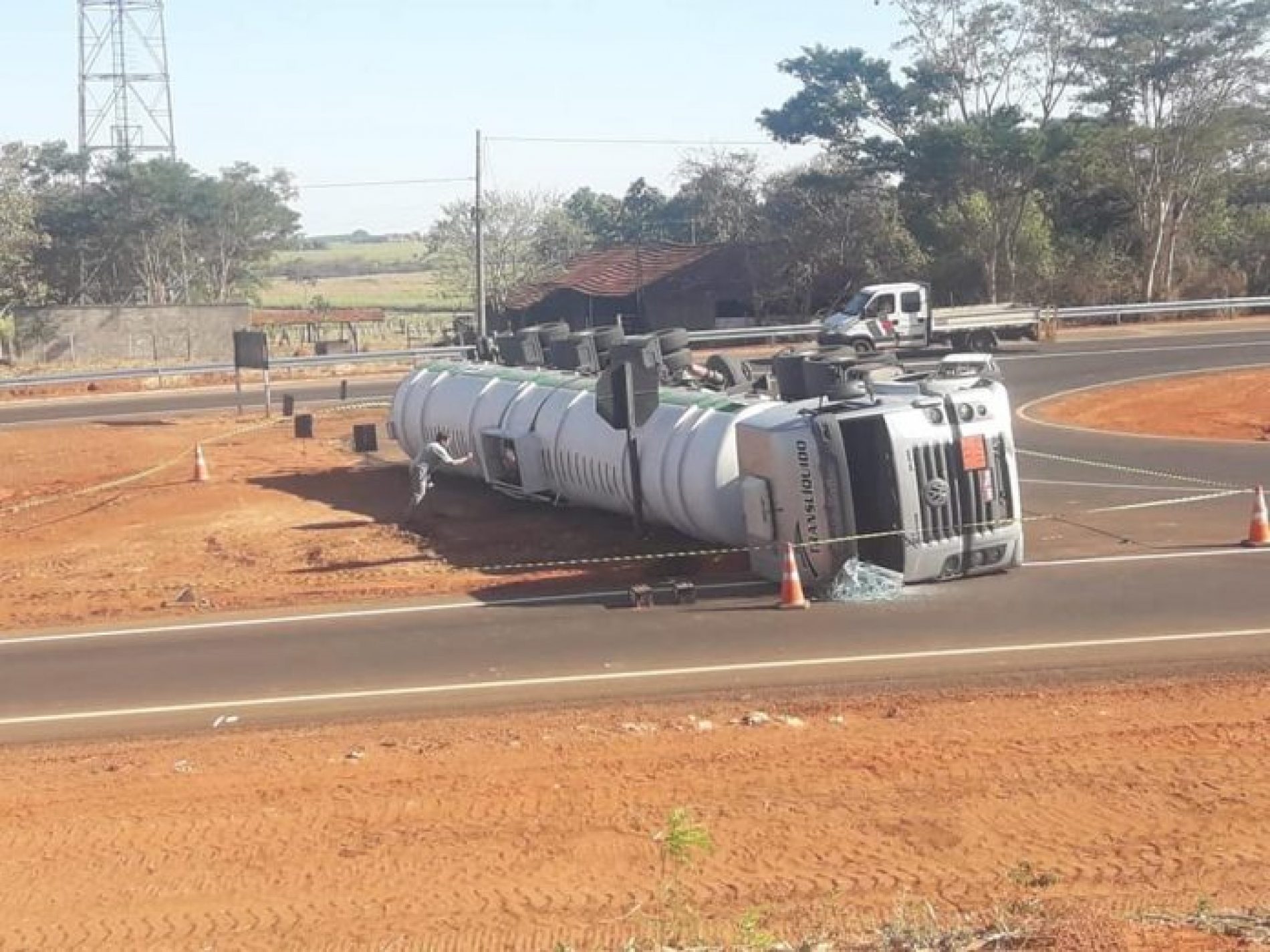 REGIÃO: Caminhão carregado de etanol tomba em trevo