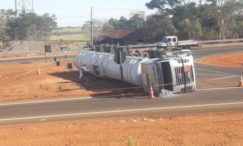 REGIÃO: Caminhão carregado de etanol tomba em trevo