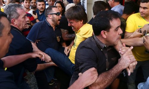 Bolsonaro leva facada durante ato de campanha em Juiz de Fora MG