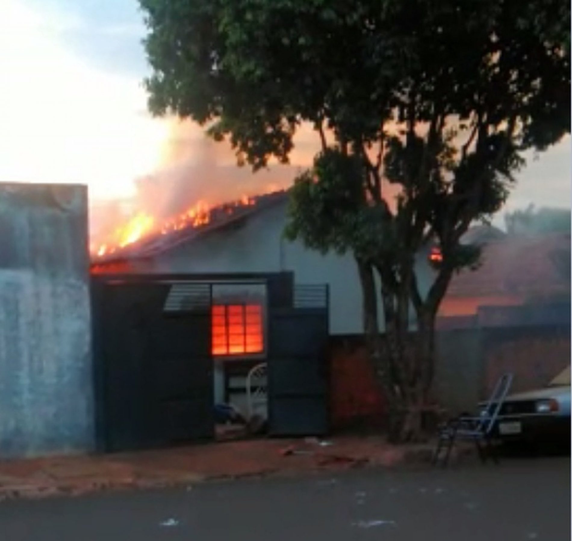 REGIÃO: Jovem tem surto e coloca fogo na própria casa