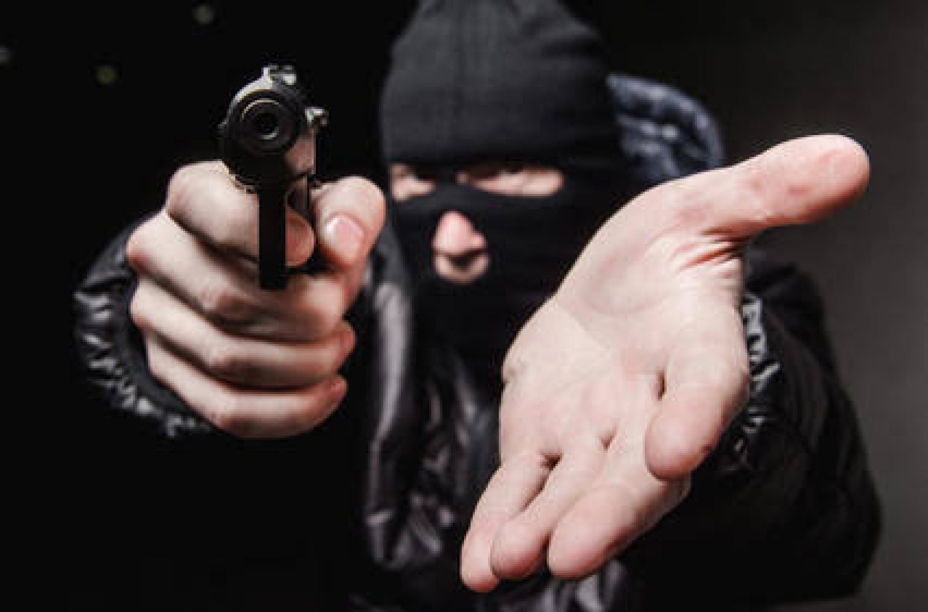 BARRETOS: Ladrões encapuzados e armados rendem e agridem vítimas em panificadora