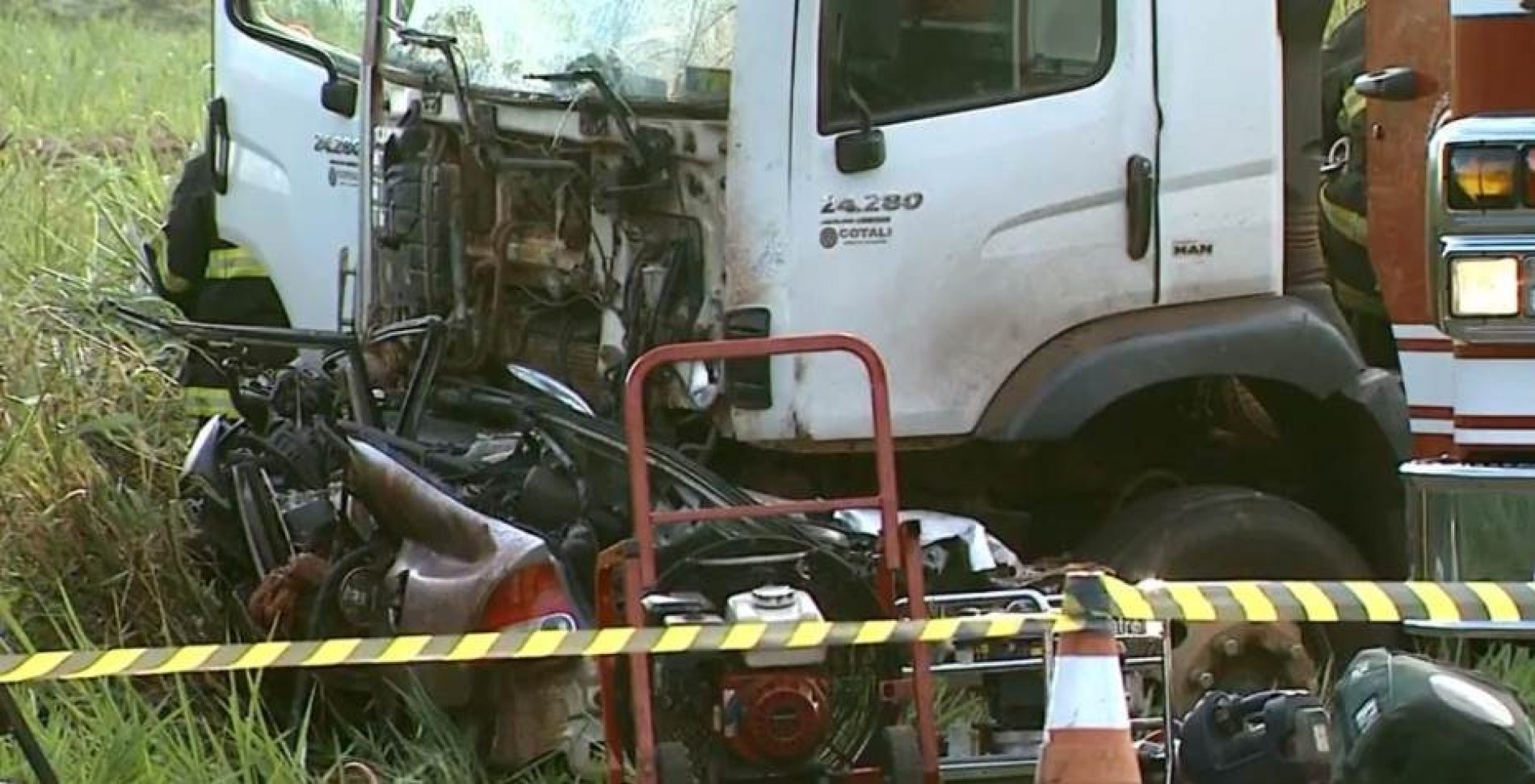 REGIÃO: Batida entre carro e caminhão deixa dois mortos