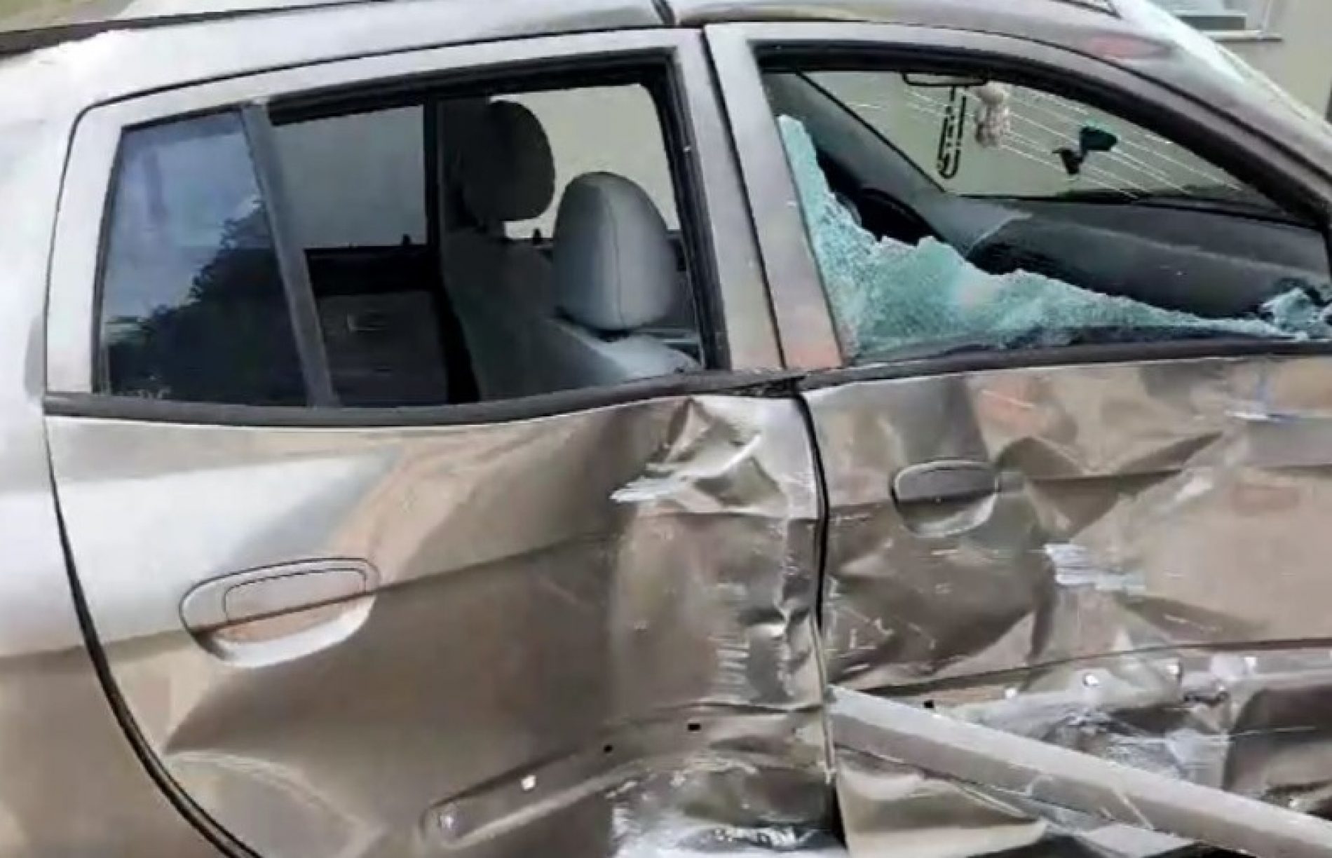 REGIÃO: Motorista avança pare e acaba atingida por ônibus