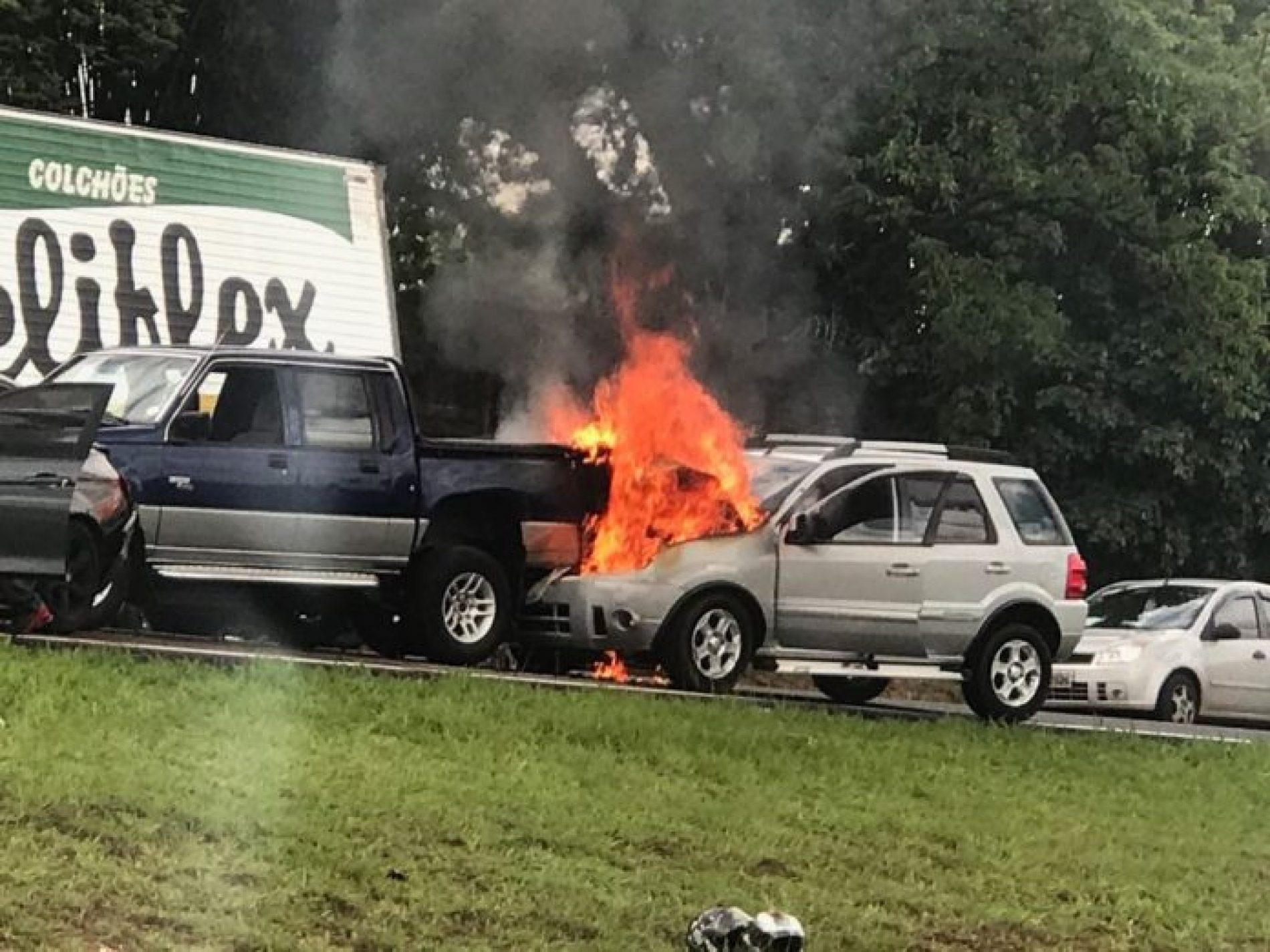 REGIÃO: Carro pega fogo na rodovia Washington Luís
