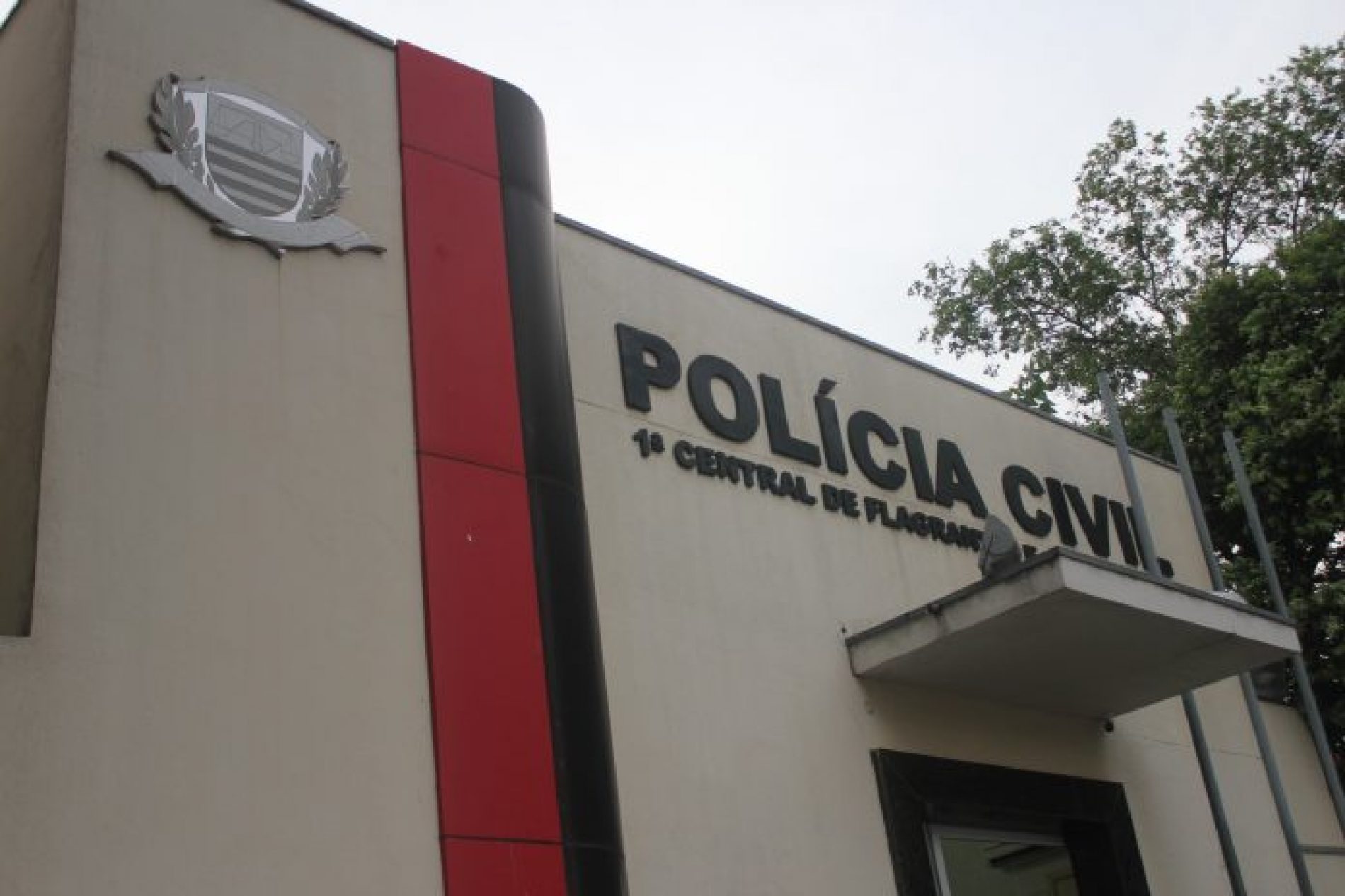 REGIÃO: Policial à paisana salva mulher que era perseguida pelo ex na rua