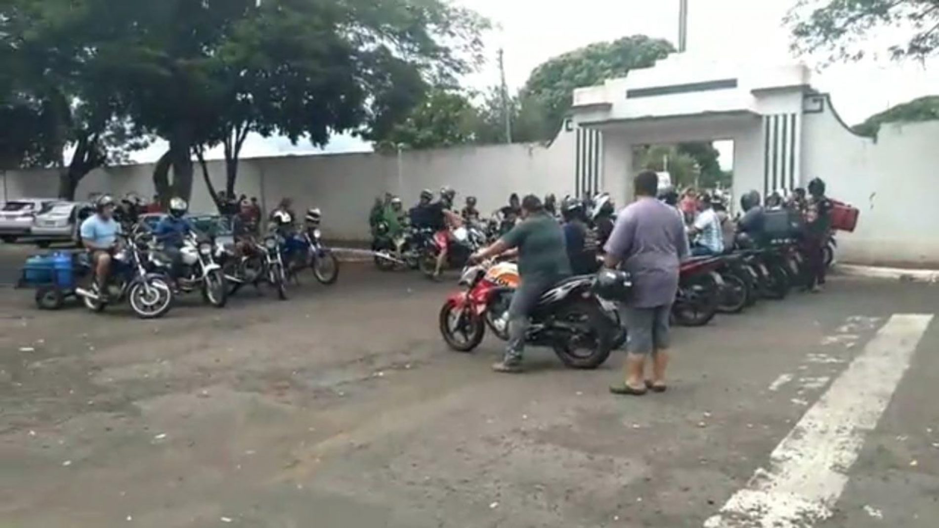 Corpo de entregador morto a tiros no meio da rua é enterrado em Barretos-SP