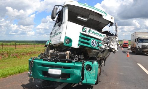 BARRETOS: Motorista de caminhão morre em acidente na Rodovia Faria Lima