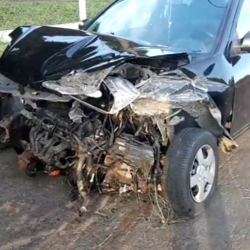 REGIÃO: Motorista é fechado por caminhão e colide contra defensa metálica