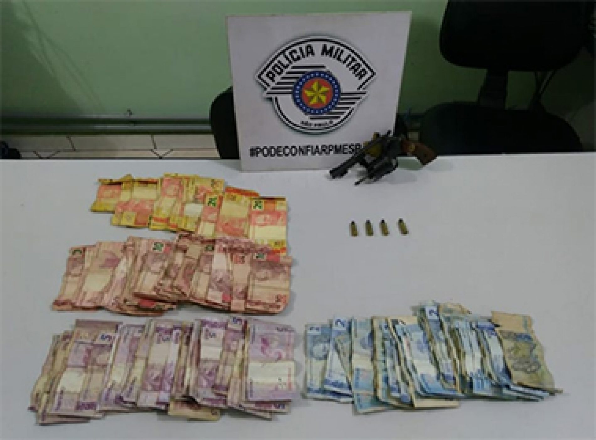 BARRETOS:  Mulher é detida por posse de revólver e dinheiro suspeito