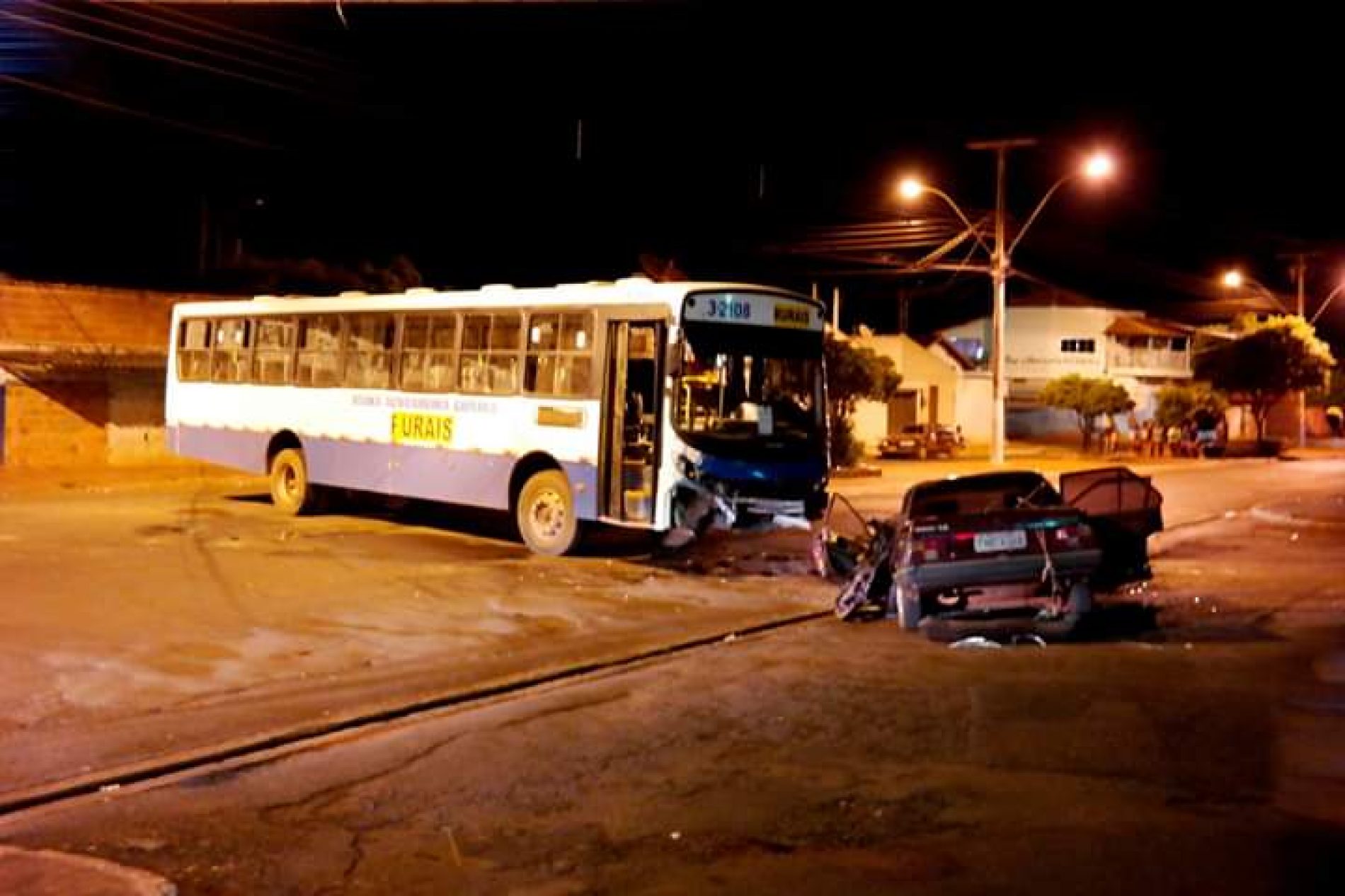 MIGUELÓPOLIS: Acidente entre ônibus e carro deixa vendedor preso as ferragens e seu estado de saúde é grave