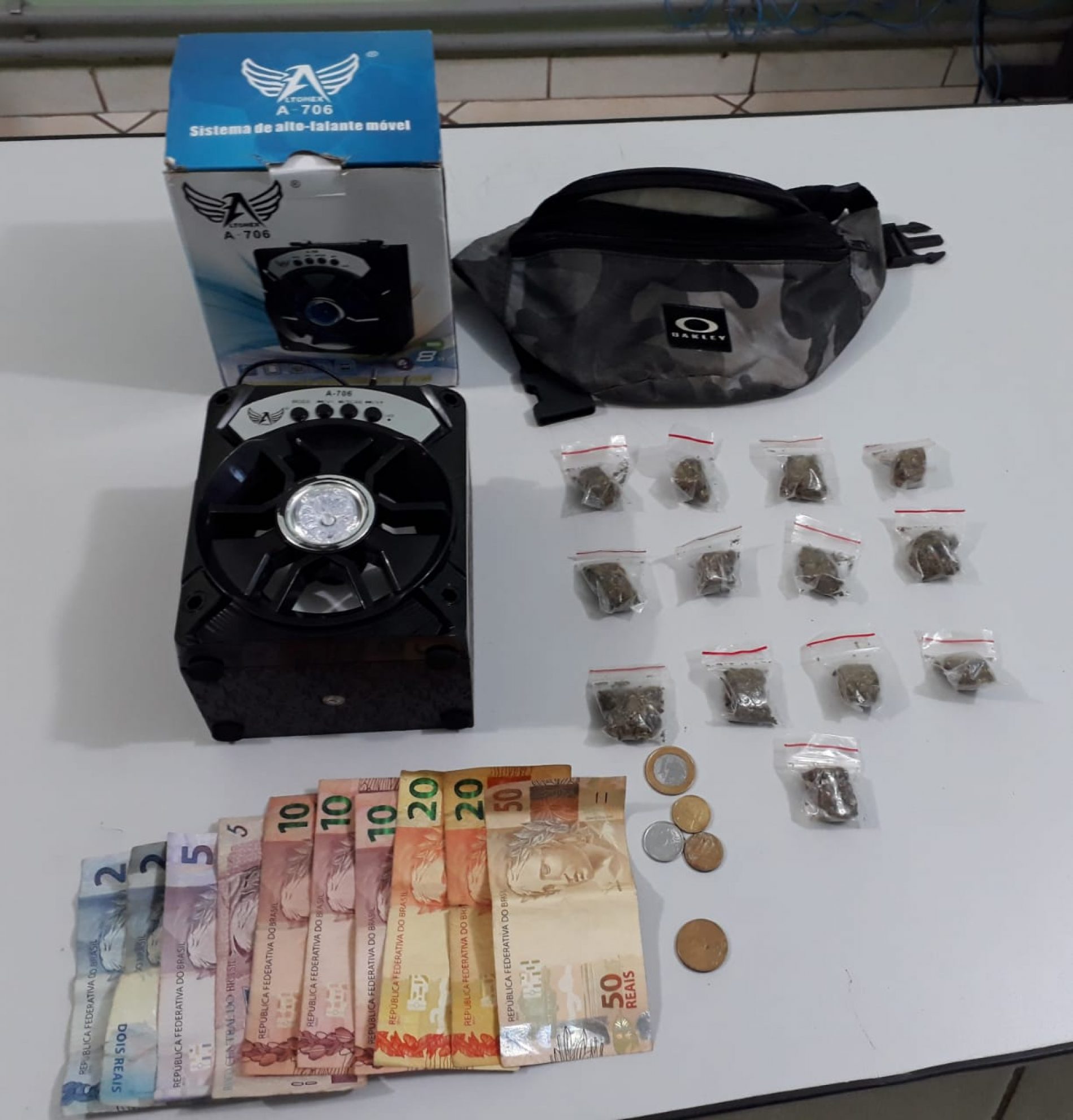 BARRETOS: Mãe denuncia e Policia Militar localiza drogas, dinheiro e moto furtada no pátio municipal