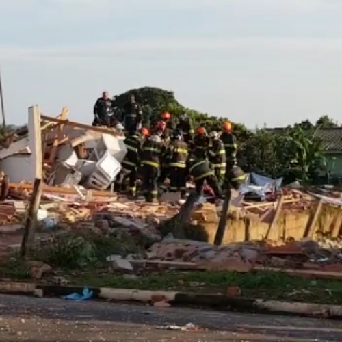 REGIÃO: Explosão destrói casa e mobiliza Bombeiros na manhã desta sexta (7)