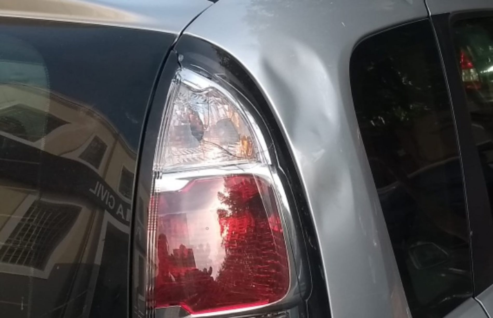 REGIÃO: Grávida diz não ter dinheiro e homem quebra o carro dela em semáforo