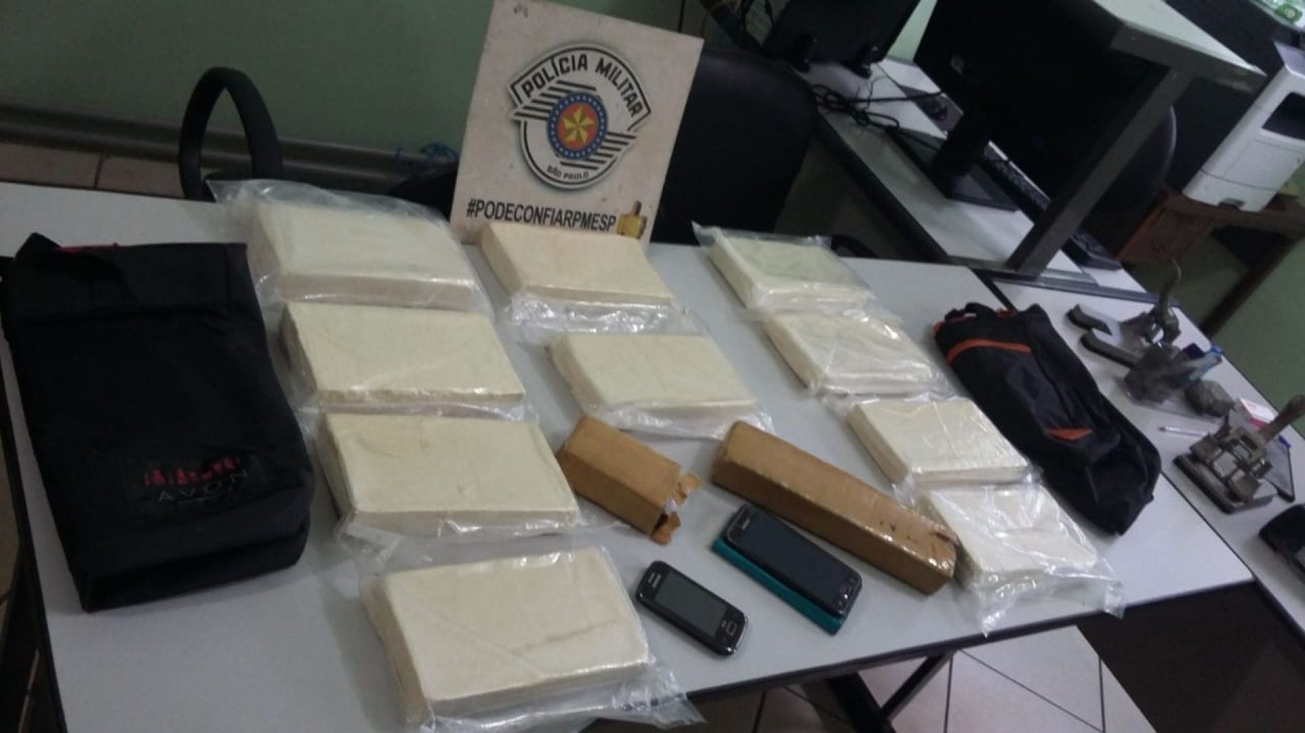 BARRETOS: Mulher é presa com mais de 10 quilos de cocaína e um quilo de maconha em sua casa no Residencial Batista Ananias