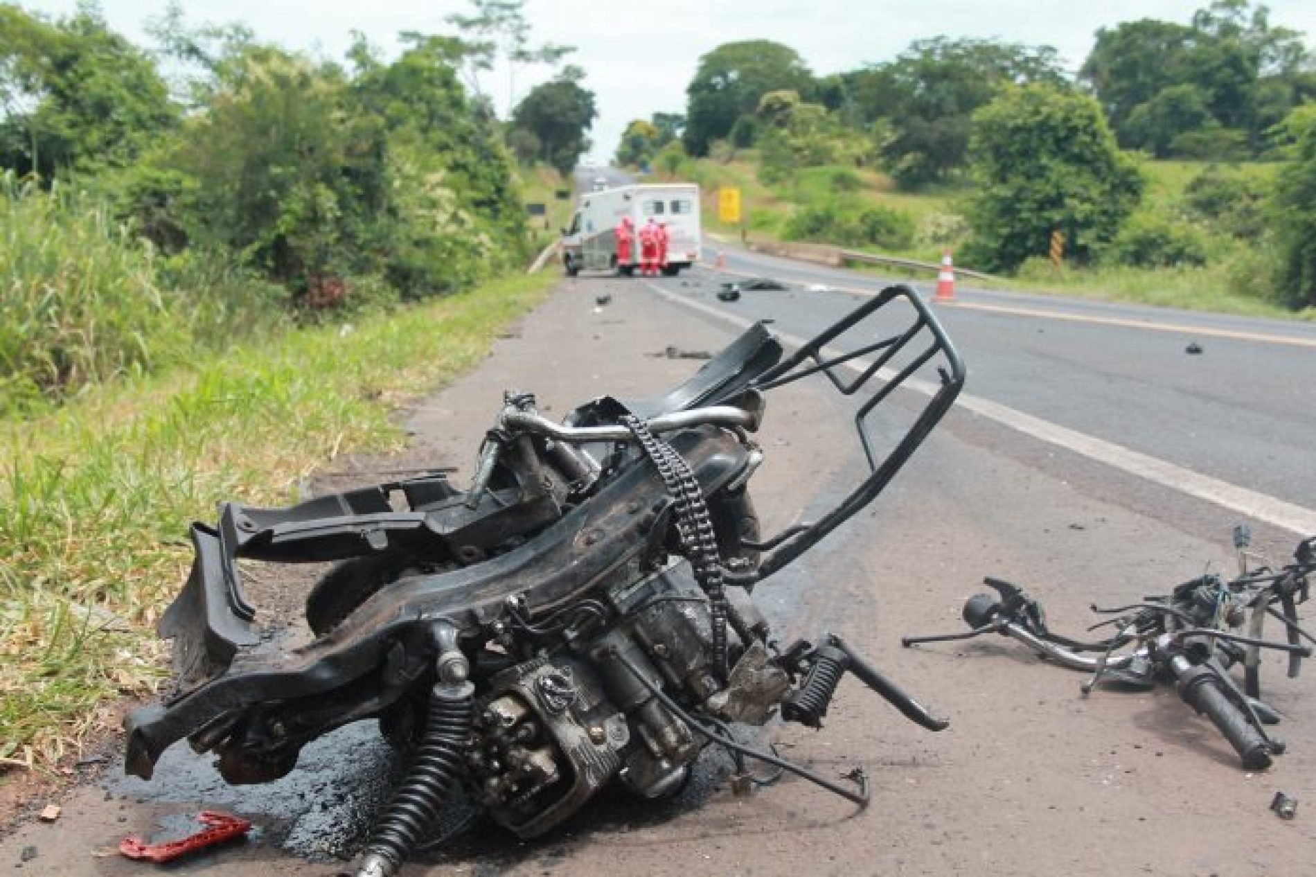 REGIÃO: Motociclista morre após bater contra caminhão na BR-153