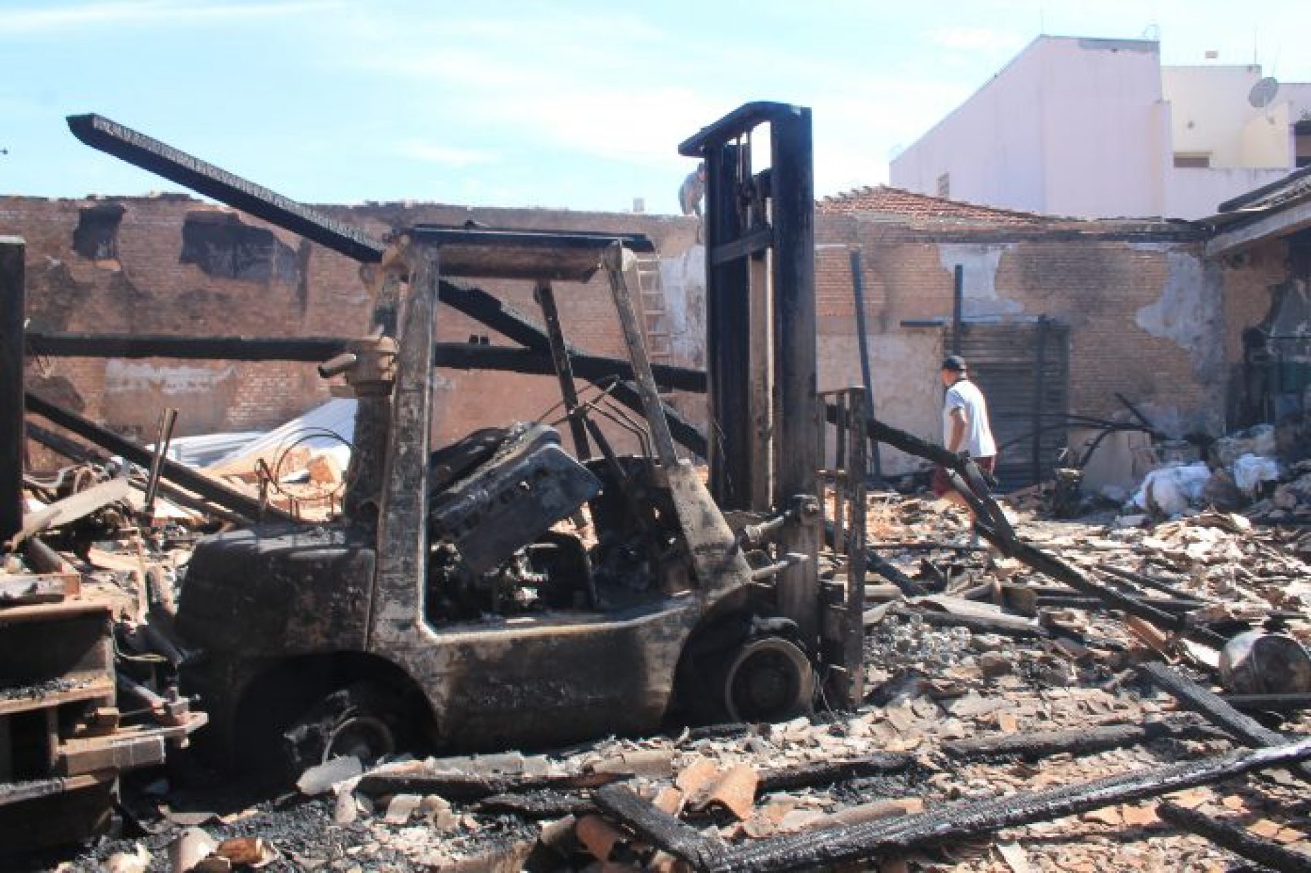 REGIÃO: Incêndio destrói depósito de reciclagem