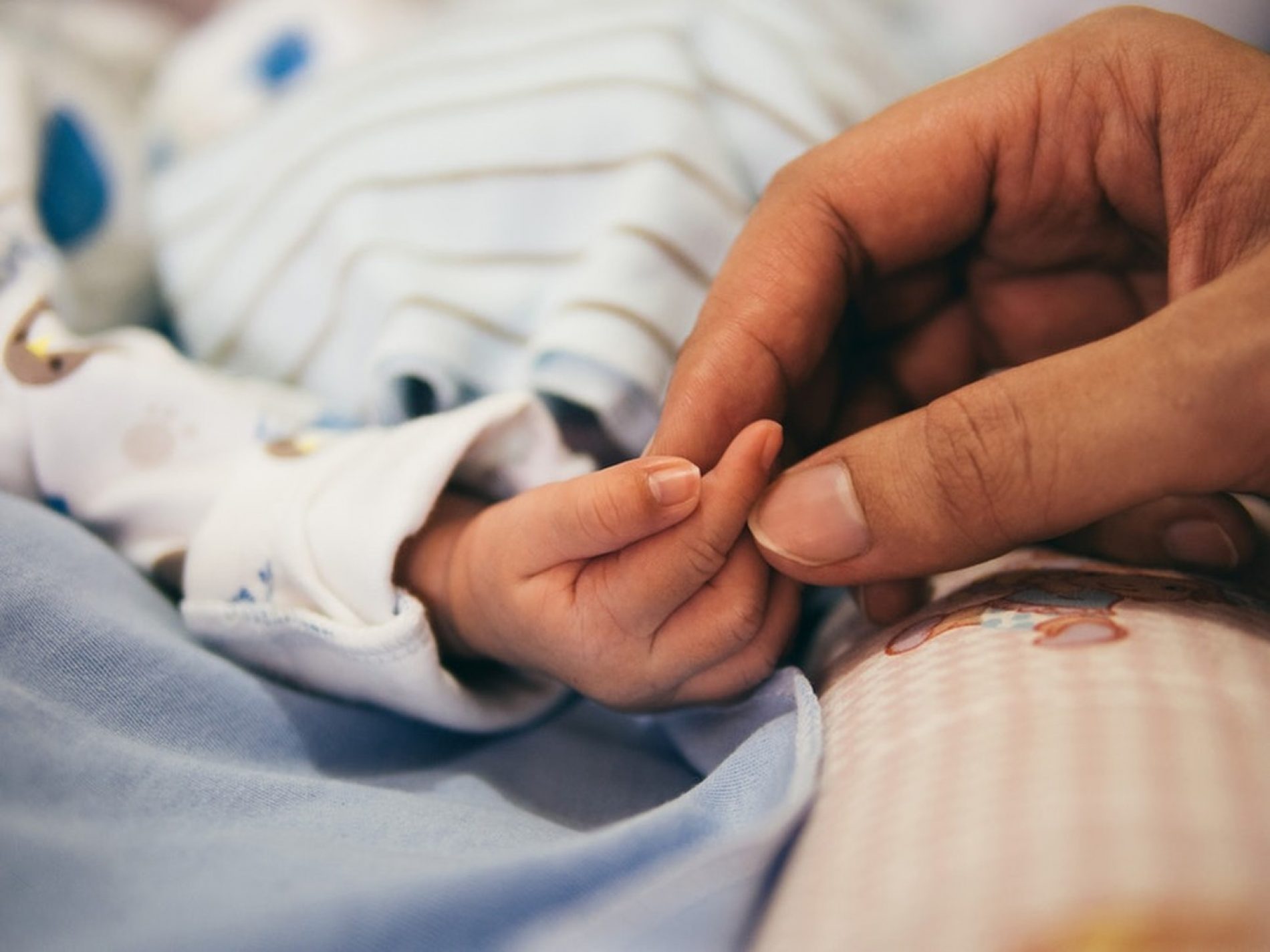 HORA DA VISITA: É arriscado beijar bebês recém-nascidos?