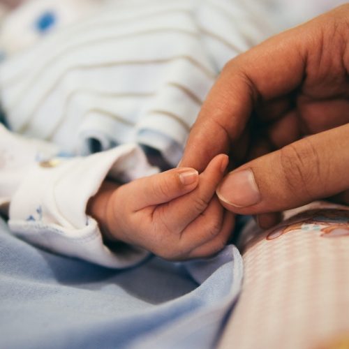 HORA DA VISITA: É arriscado beijar bebês recém-nascidos?