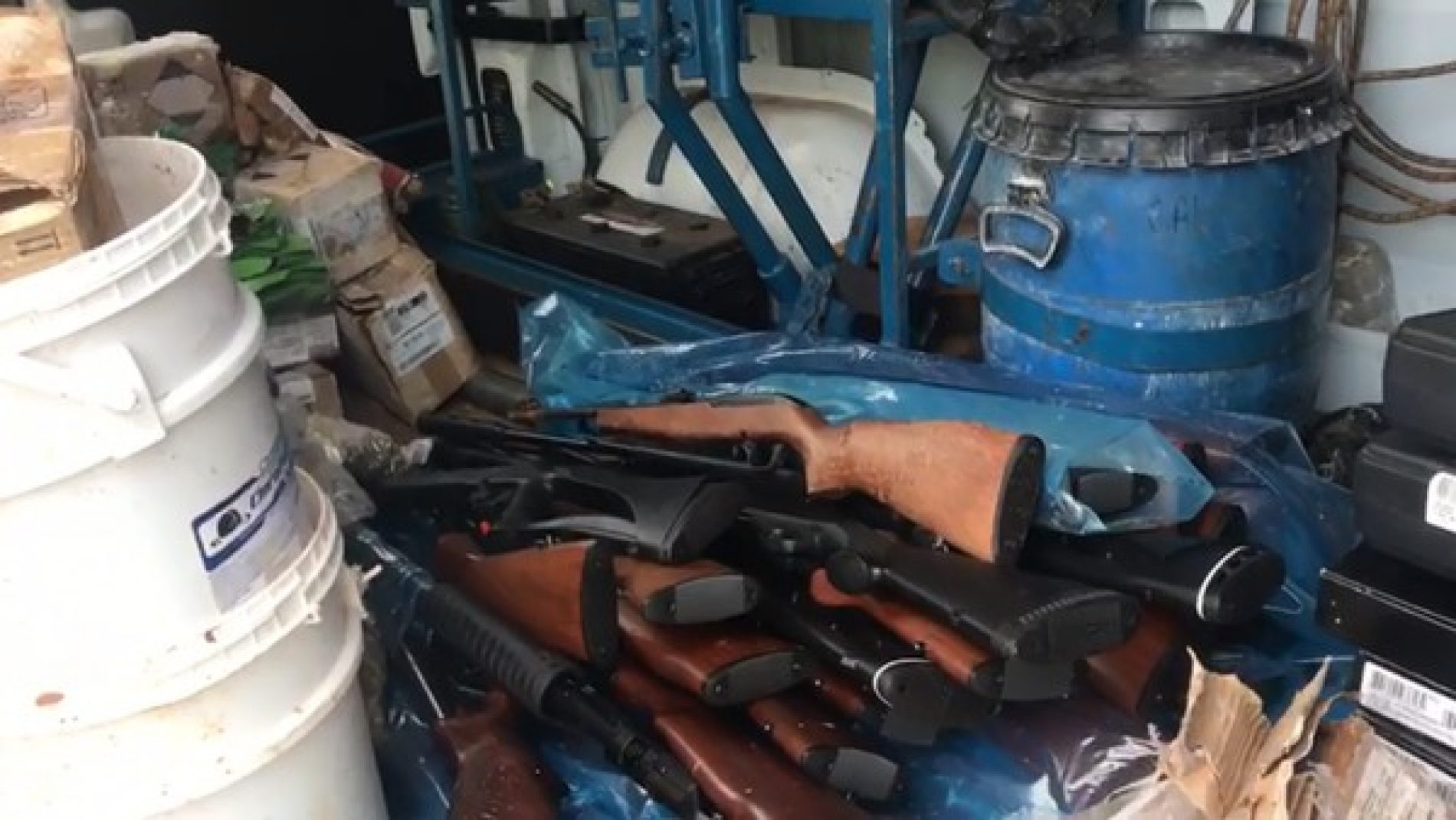 BEBEDOURO: Armas e munições são apreendidas após caminhão tombar