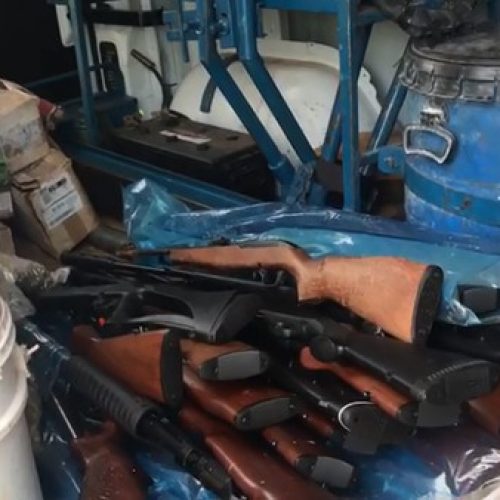 BEBEDOURO: Armas e munições são apreendidas após caminhão tombar