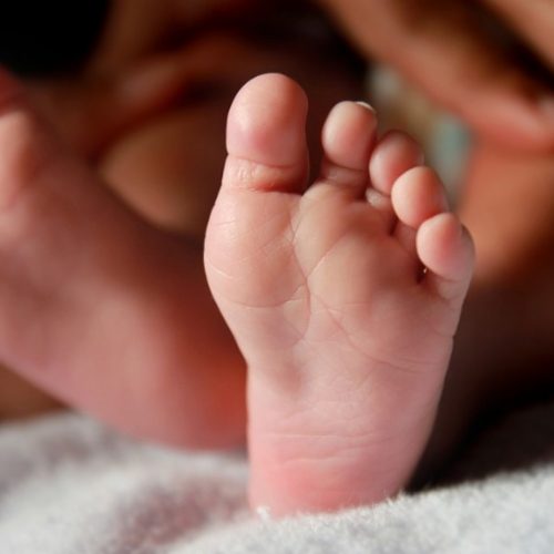 REGIÃO: Bebê de 32 dias é internado em estado grave após ser espancado