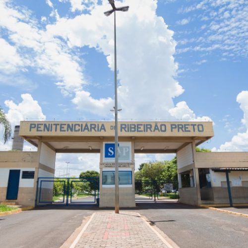 REGIÃO: Mulher é pega tentando entrar em penitenciária com droga no ânus