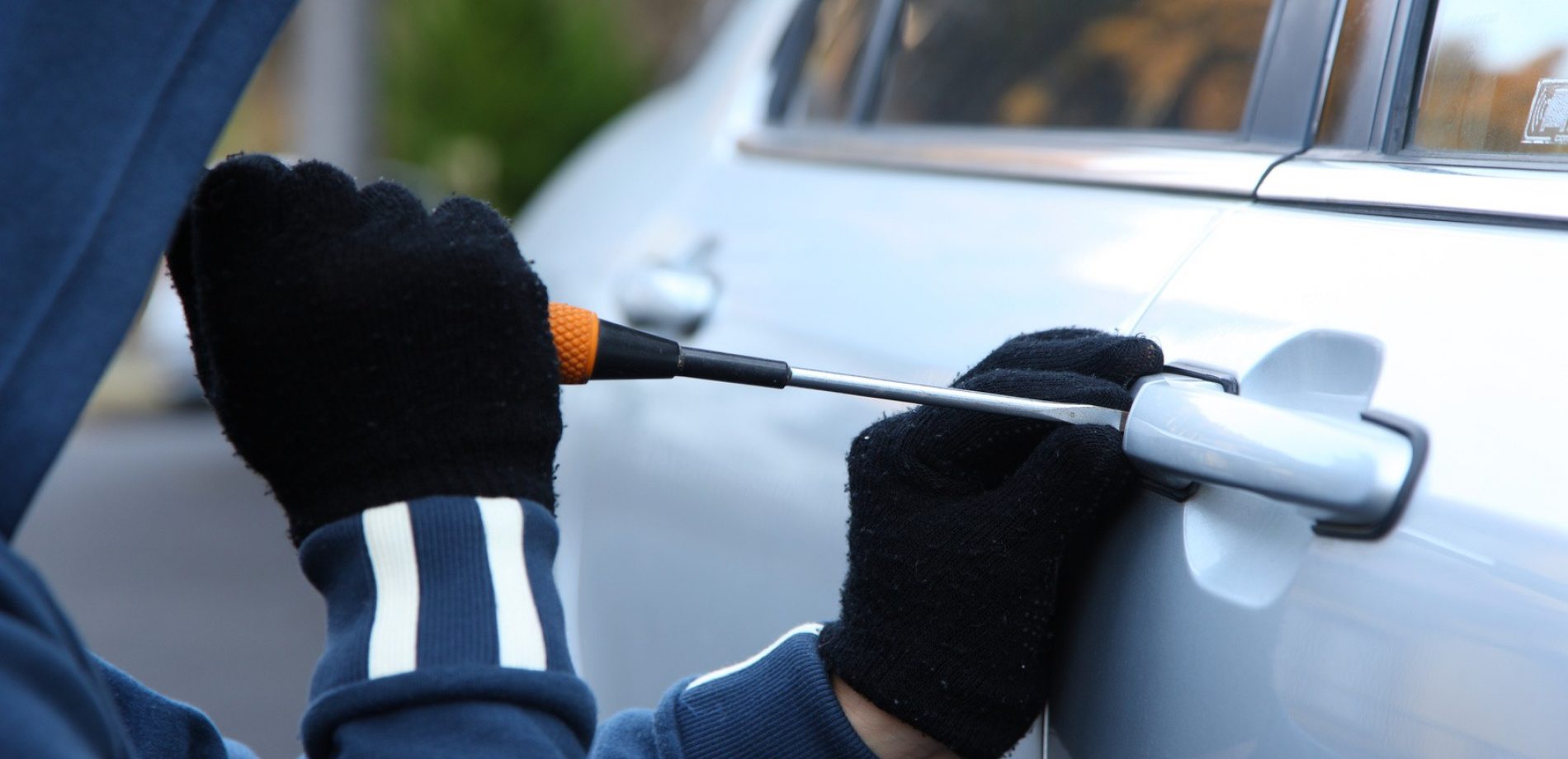 BARRETOS: Eletricista registra queixa de furto em carro no Parque do Peão
