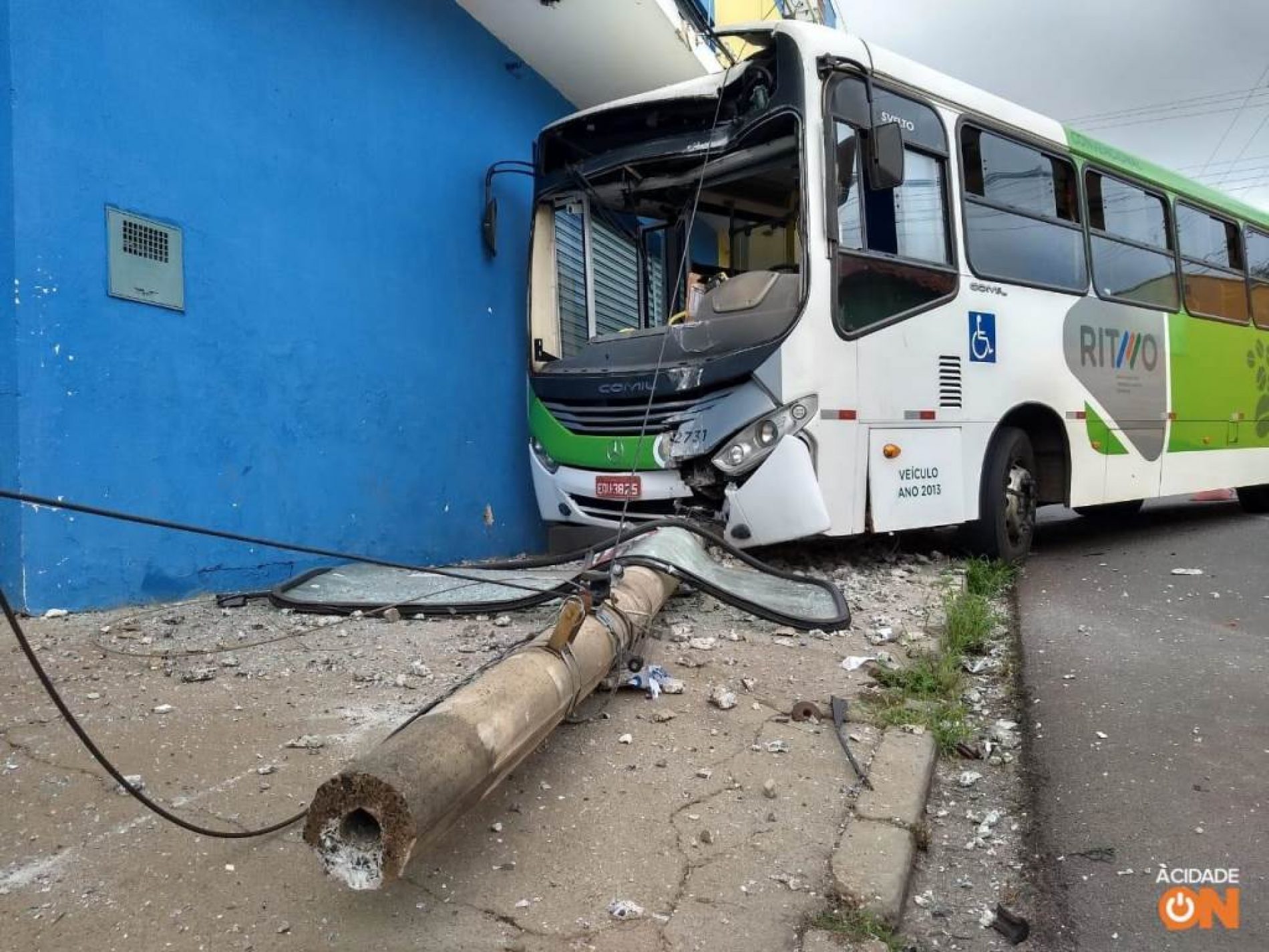 REGIÃO: Batida entre dois ônibus deixa quatro feridos hoje de manhã