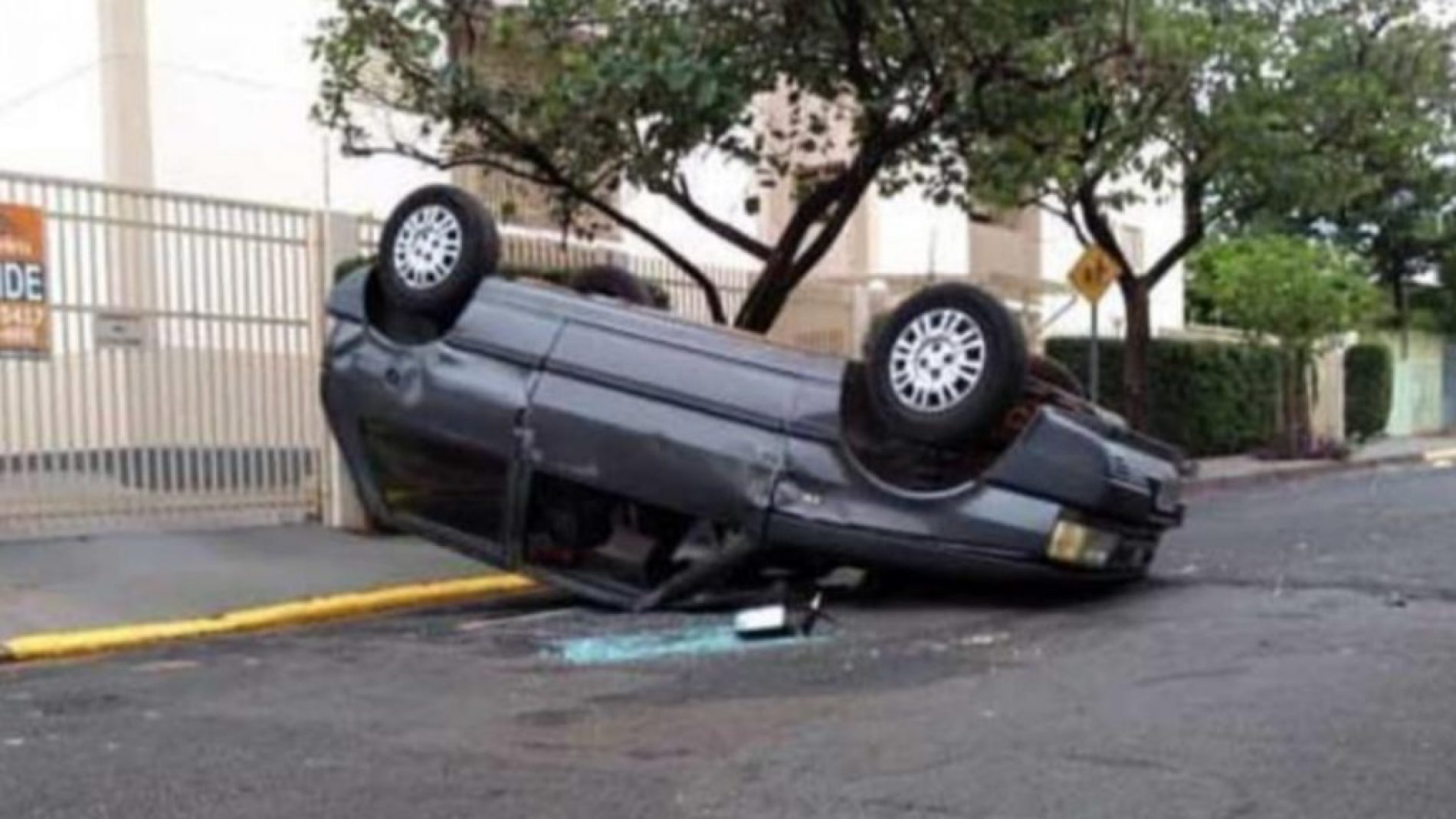 BARRETOS: Condutora perde controle de veículo e capota carro