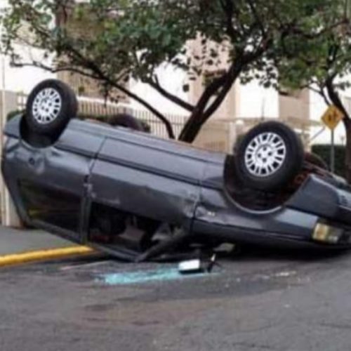 BARRETOS: Condutora perde controle de veículo e capota carro
