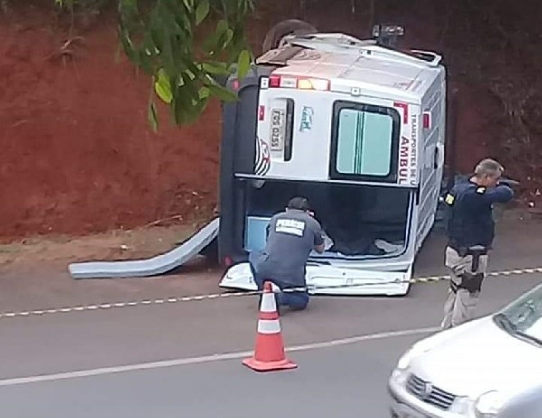 REGIÃO: Ambulância bate em barranco, tomba e passageira morre