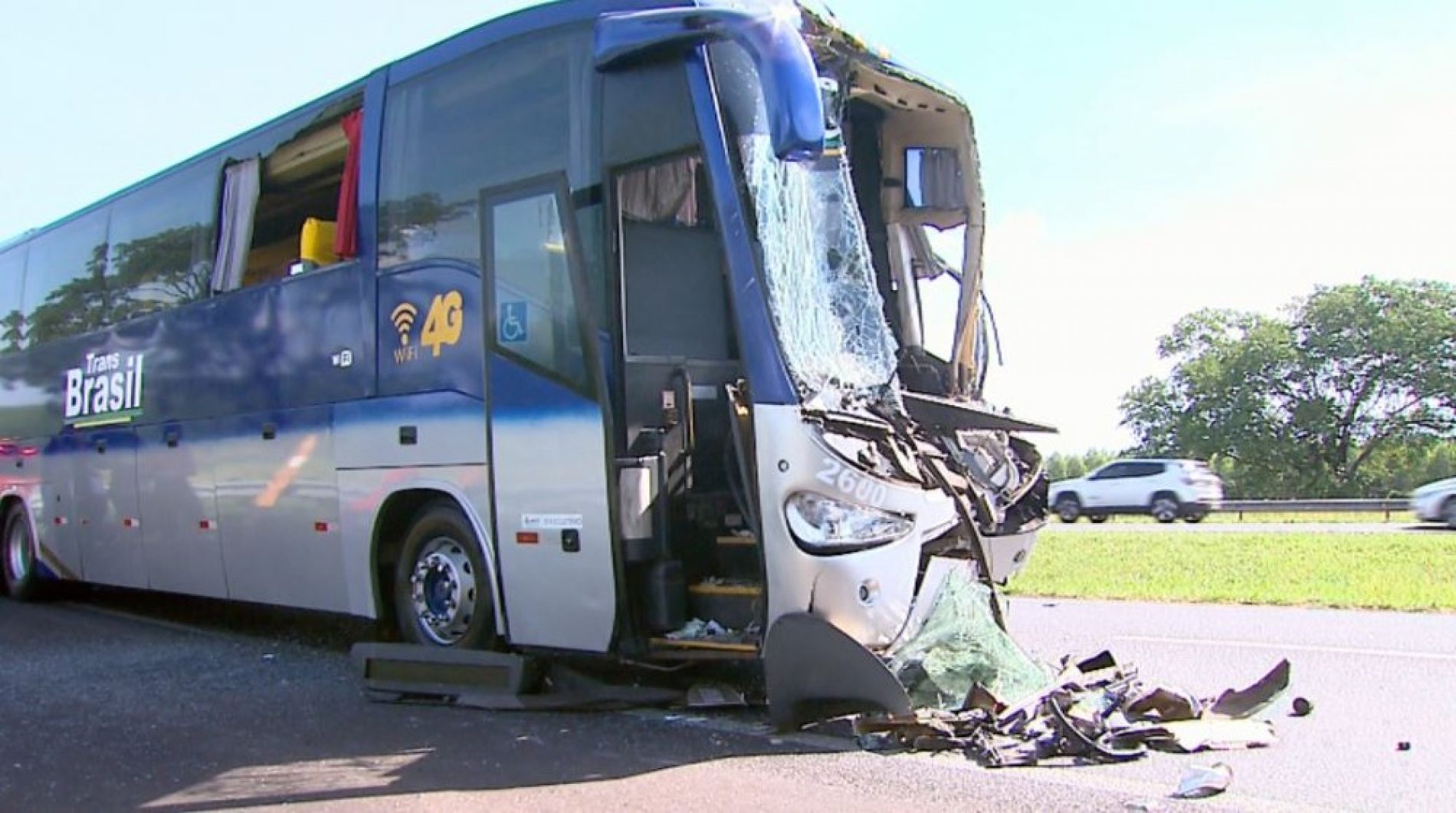 REGIÃO: Acidente entre ônibus e caminhão deixa 5 feridos