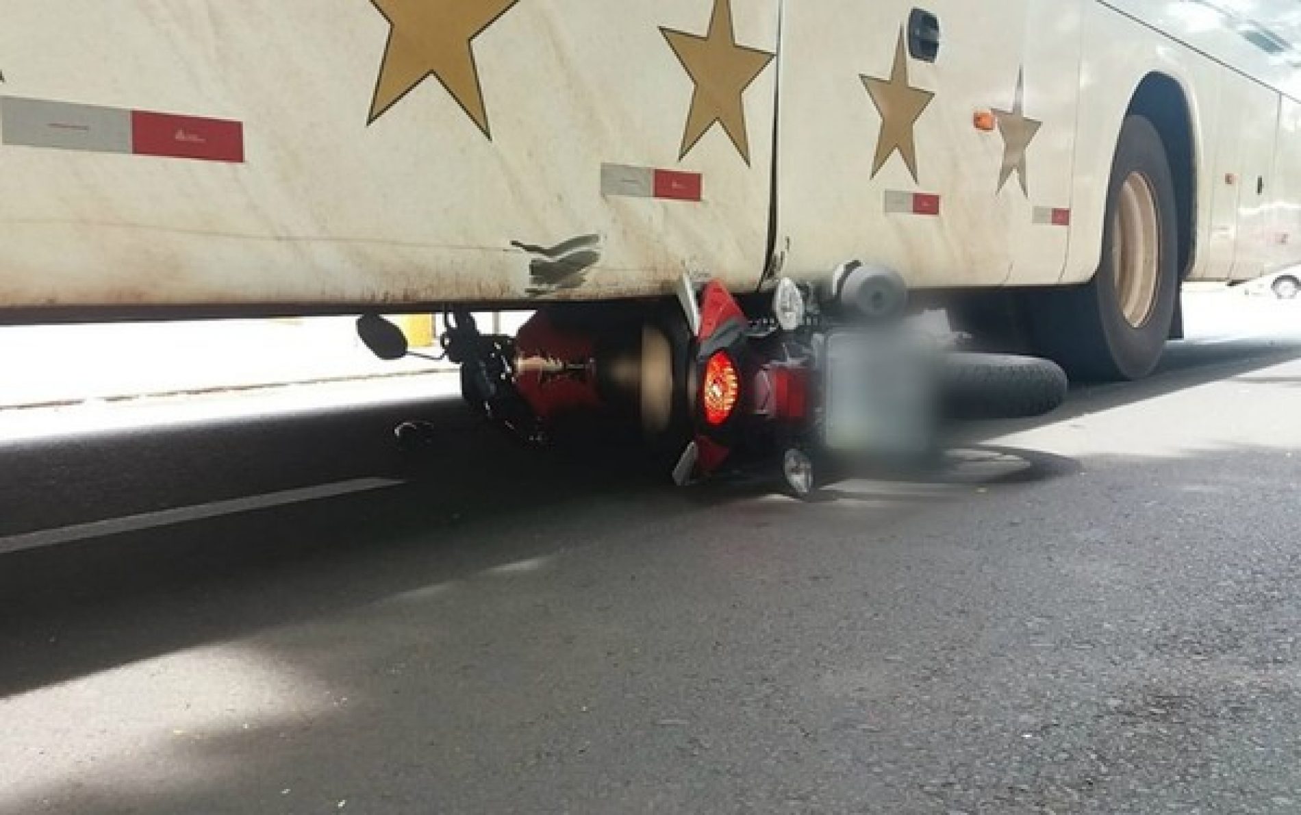 REGIÃO: Ônibus arrastou motociclista por 40 metros em acidente fatal, diz PM