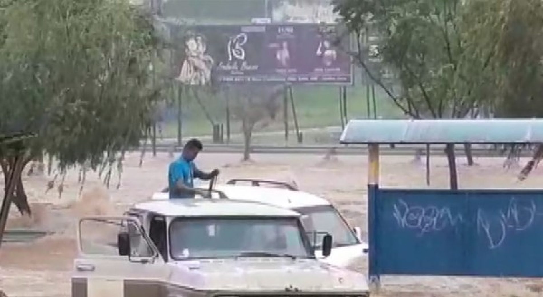 REGIÃO: Mecânico salva motorista preso dentro de ambulância durante enchente
