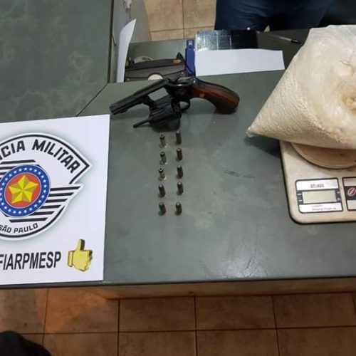 GUAÍRA: Policia prende homem, localiza e apreende mais de um quilo e meio de cocaína pura e um revólver
