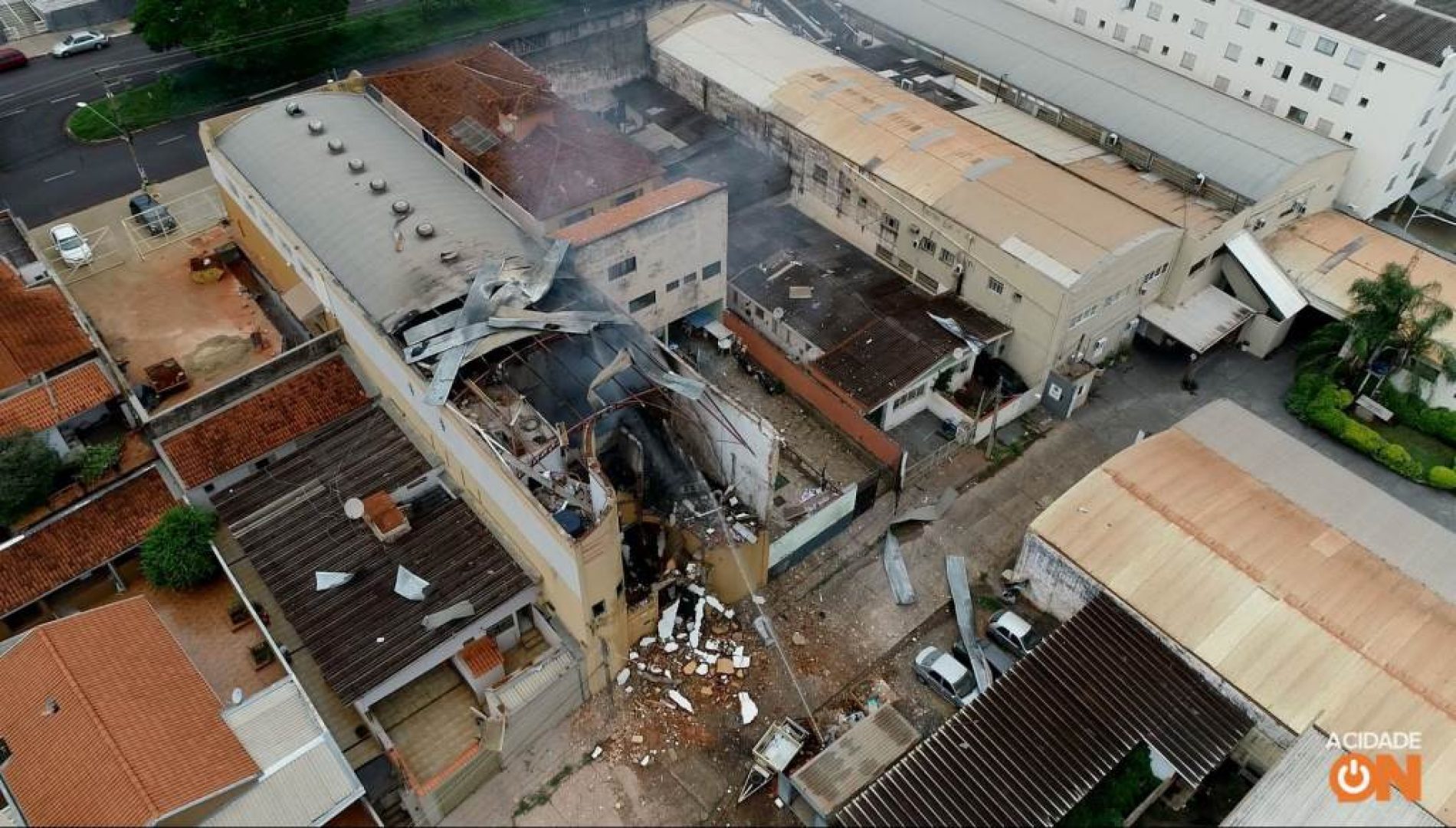 INCÊNDIO/REGIÃO: Bombeiros isolam prédio, mas descartam risco de nova explosão