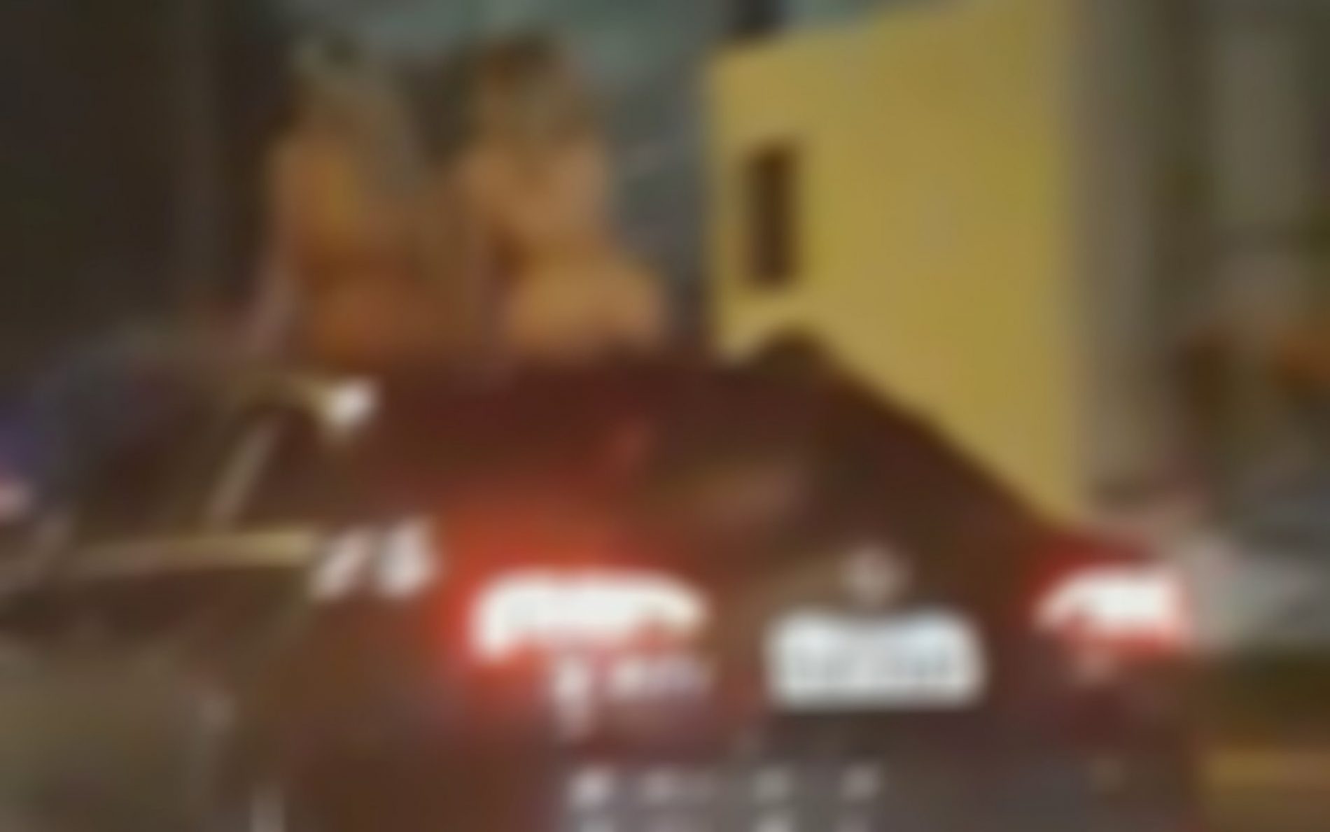 REGIÃO: Mulheres são flagradas nuas em cima de carro