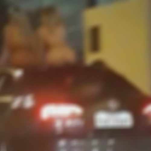 REGIÃO: Mulheres são flagradas nuas em cima de carro