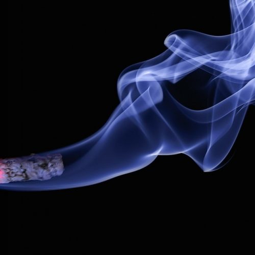 Pele também está entre os órgãos ‘atacados’ pelo cigarro; entenda 5 danos do tabagismo