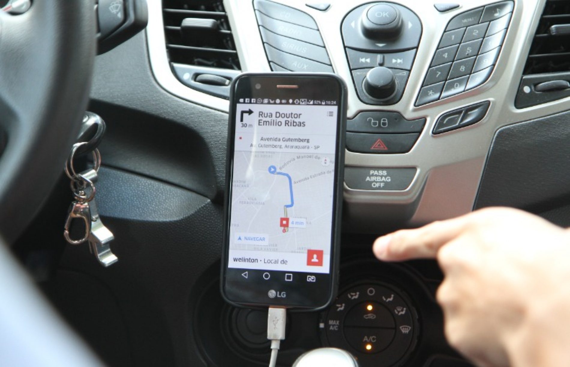 REGIÃO: Passageiro esquece bolsa em carro de aplicativo, motorista acelera e foge