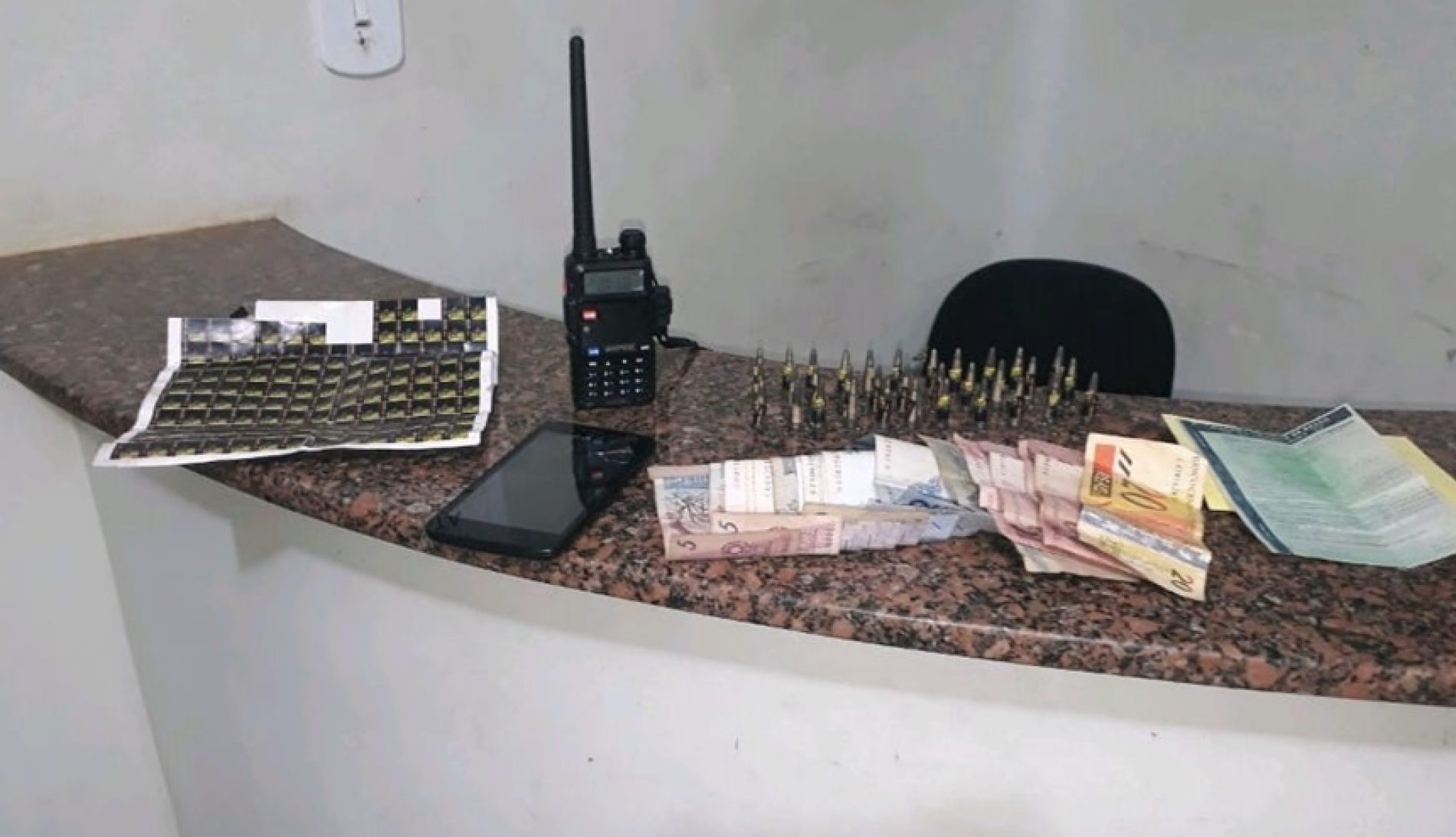 OLÍMPIA: Policia prende “Bonitinho” traficando drogas e apreende rádio comunicador, dinheiro e outros objetos