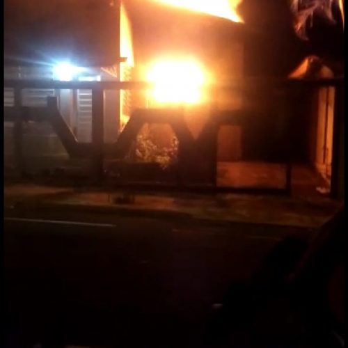 BARRETOS: Bombeiros combatem incêndio em residência ateado por proprietária do imóvel