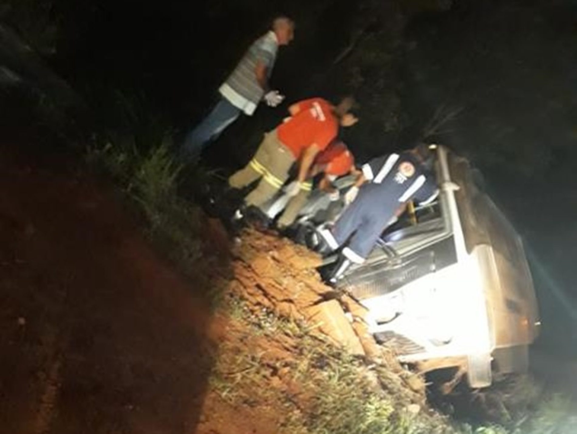 GUARACI: Ônibus de trabalhadores rurais vai desviar de animais na pista e tomba no acostamento