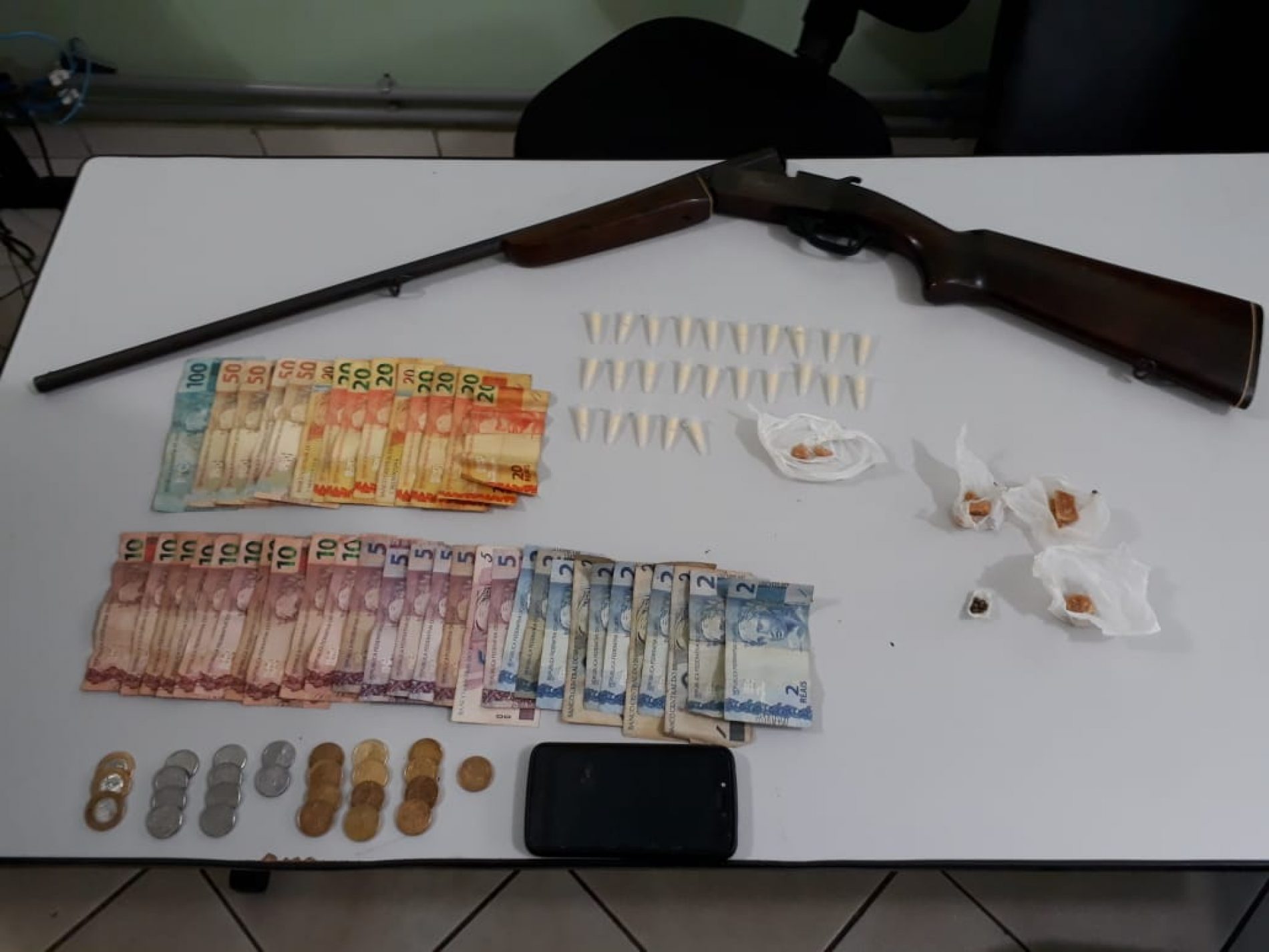 BARRETOS: Equipe do Canil detém jovem com arma, drogas e dinheiro
