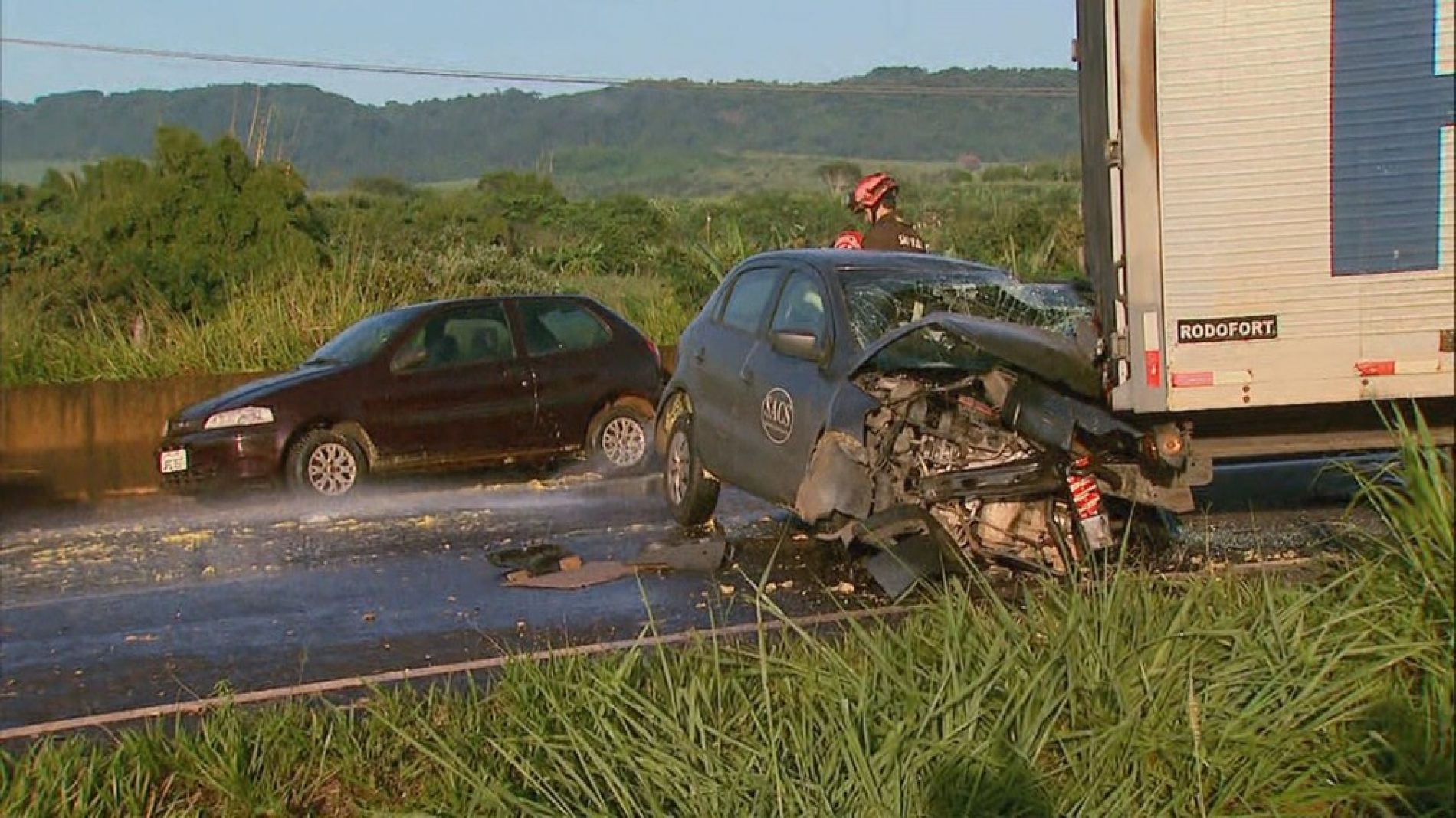 REGIÃO: Acidente envolvendo 4 carros e 6 caminhões deixa um morto