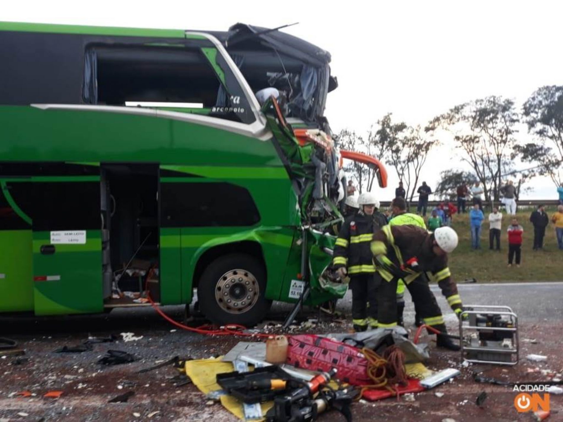 REGIÃO: Batida entre ônibus e caminhão deixa feridos na Anhanguera
