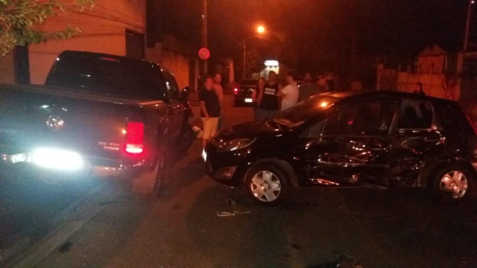 BARRETOS: Colisão entre camionete e carro deixa feridos