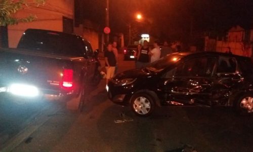 BARRETOS: Colisão entre camionete e carro deixa feridos