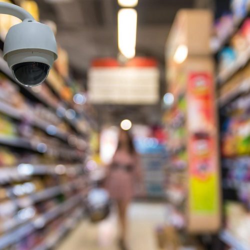 BARRETOS: Homem furta carregador de celular, toma café e depois é preso quando deixava supermercado